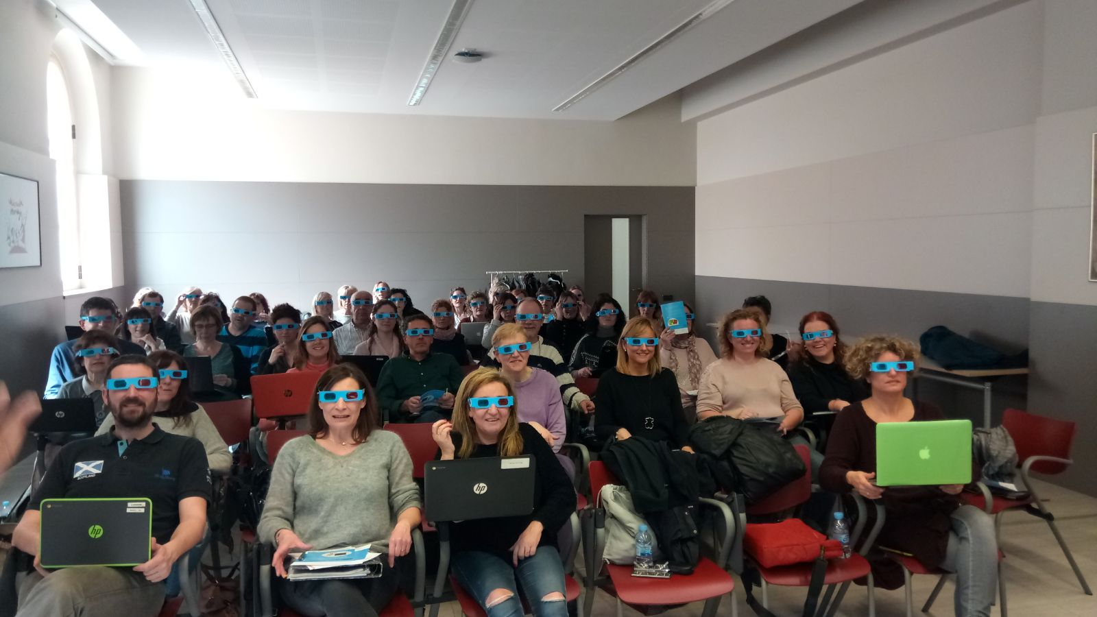 El COOOC reparteix material de la campanya Visió i Aprenentatge a les escoles Vedruna