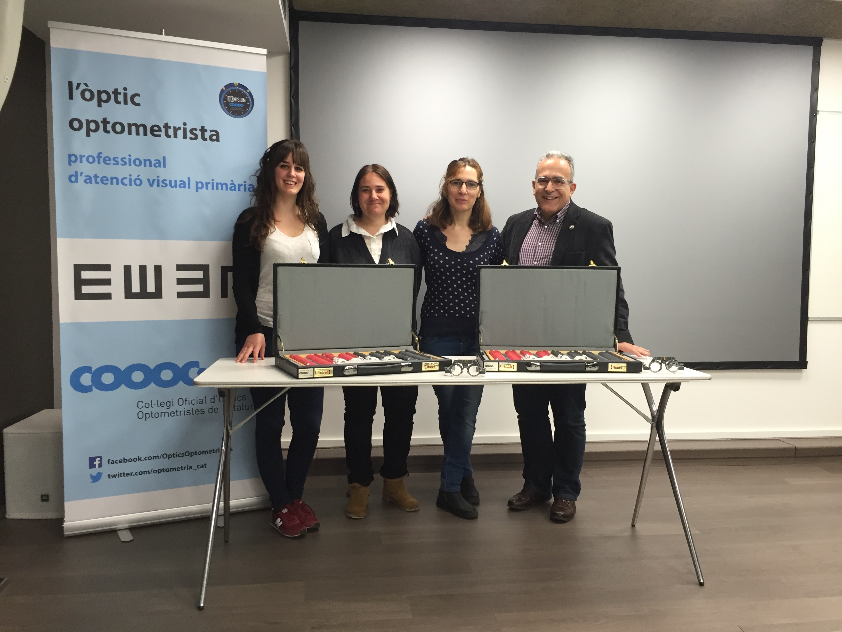 Entreguem material a l’Associació Mirades