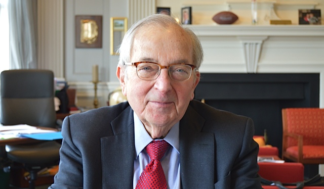 El dr. Korb torna a oferir una conferència al COOOC